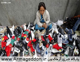 يك زن در حال فروش كفش هاي 8 تا 10 دلاري در سرينگر كشمير