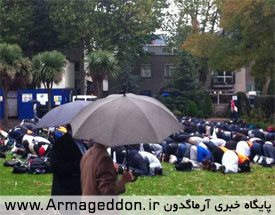 اقامه نماز جمعه دانشجویان لندن در زیر باران