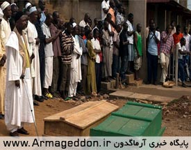 مسلمانان افريقاي مركزي در حال نماز خواندن بر كشته هايشان