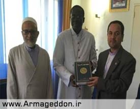 اهدای ترجمه قرآن به رهبر مسیحیان سنگال