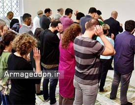 تصویر اقامه نماز بدون حجاب در مسجد شهر برلین!